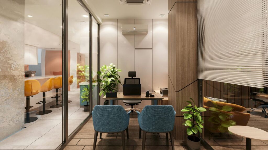 bureau dans un endroit calme avec des cloisons