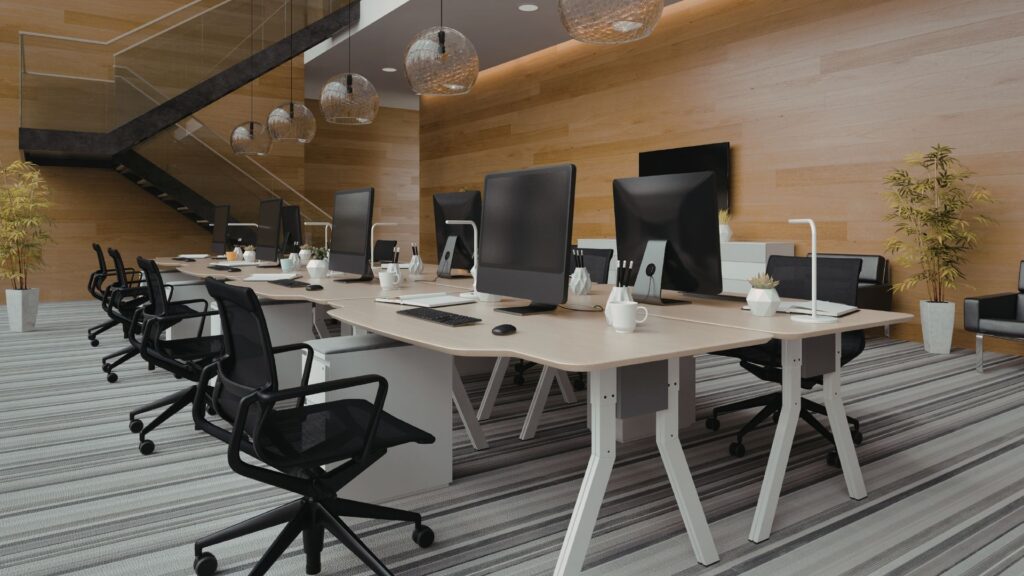 bureaux partagés avec des chaises ergonomiques