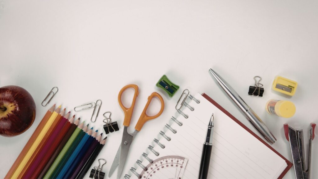 différents accessoires pour bureau, papeterie