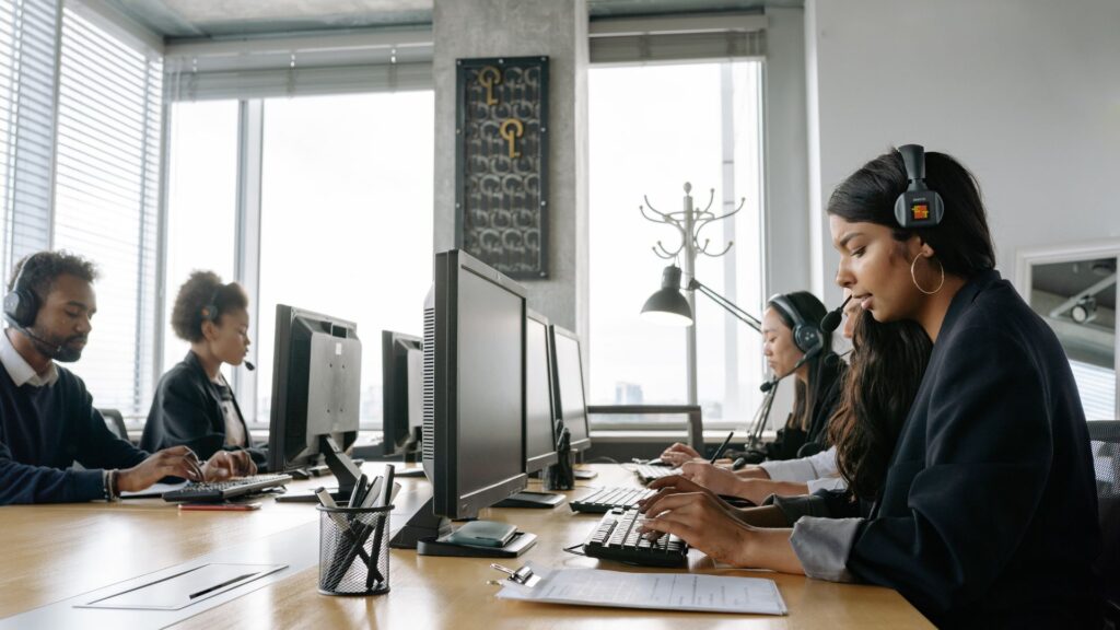 personnes qui travaillent sur des bureaux partagés